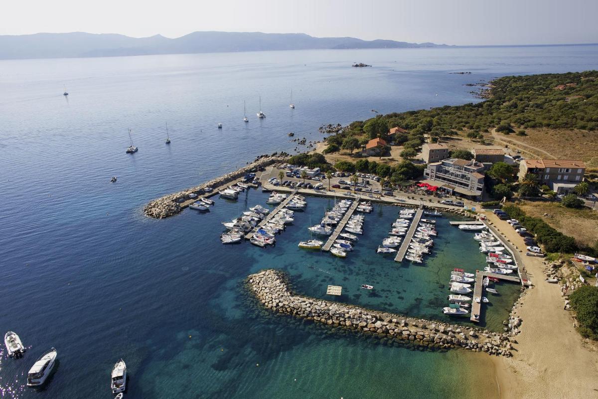 une vue aérienne d'un port avec des bateaux dans l'eau dans l'établissement Le Golfe, à Porto Pollo