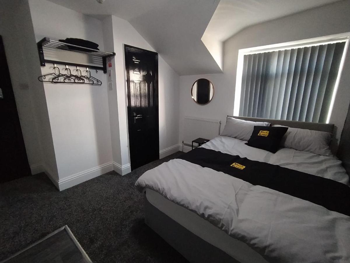 Black Ocean Holiday Apartments - Housity
