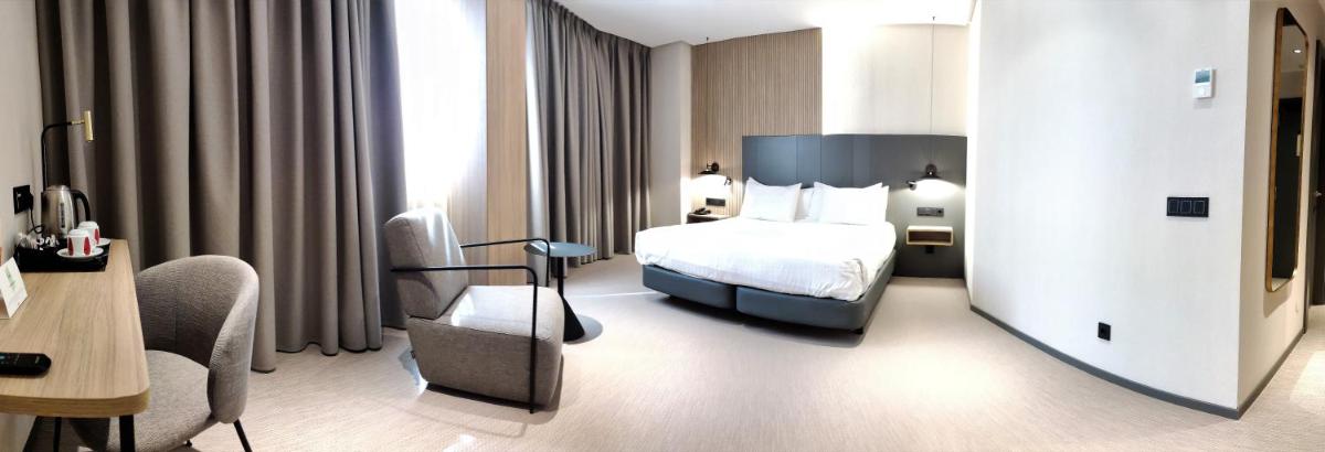 Cama o camas de una habitación en Silken Ciudad Gijón
