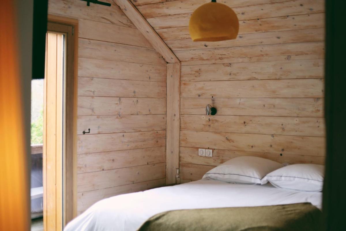 Un ou plusieurs lits dans un hébergement de l'établissement Les Cèdres - Hôtel - Restaurants - Spa