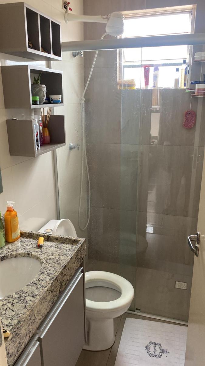 Quarto em Apto dono mora no local - Housity