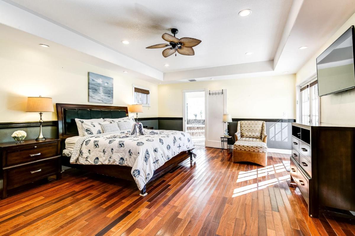 Spaces Sunny Oasis 4BR Retreat with 2 King Beds, Amazing Pool, near South Florida Beaches - Housity