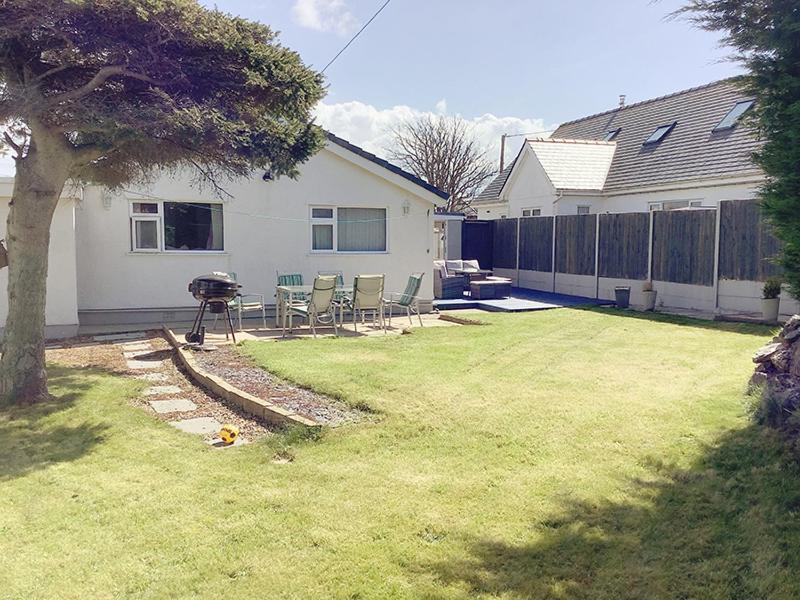 Gilfach-3 Bed-Dog Friendly-Detached Bungalow - Housity