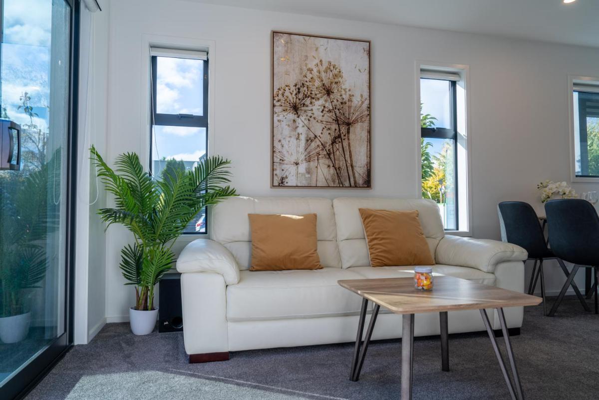 King bed on Hagley Park corner in the CBD - Housity