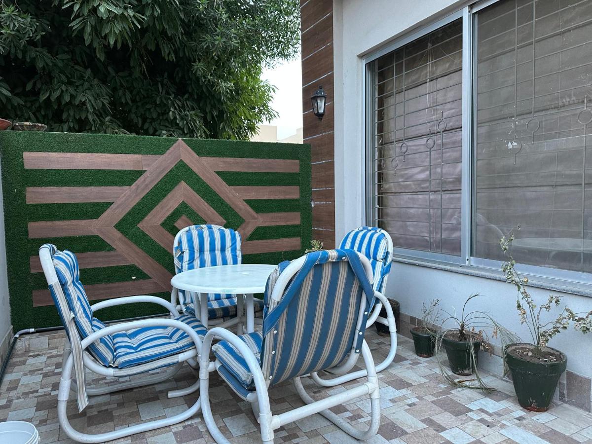 Suitetrails - Bahria Lux Guest House - Luxury 5-bedroom house