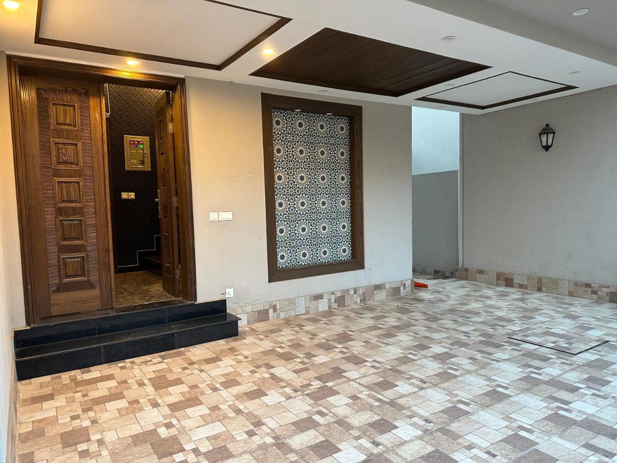 Suitetrails - Bahria Lux Guest House - Luxury 5-bedroom house