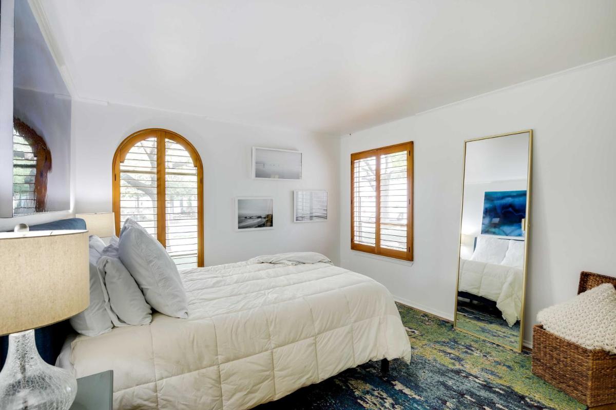 Stylish Condo with Pool in Knox Henderson! - Housity