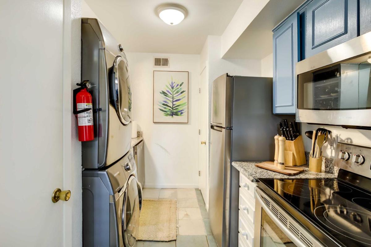 Stylish Condo with Pool in Knox Henderson! - Housity