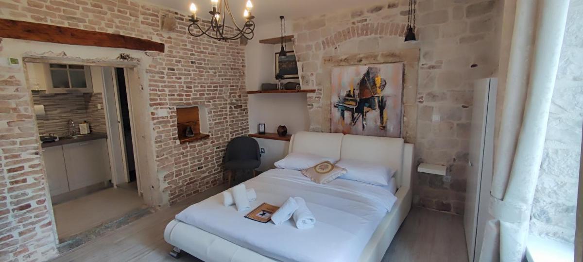Studios Kadena Trogir - 18th century stone house - Housity