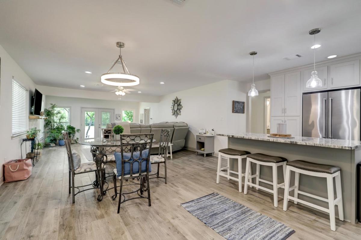 Kingwood Cottage - 10 mins from IAH - Lake Front - Housity