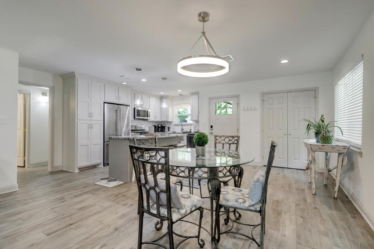 Kingwood Cottage - 10 mins from IAH - Lake Front - Housity