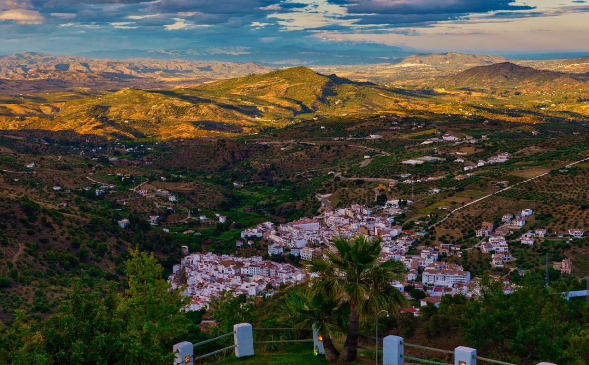 vistas a una ciudad en las montañas en Cerro de Hijar, en Tolox