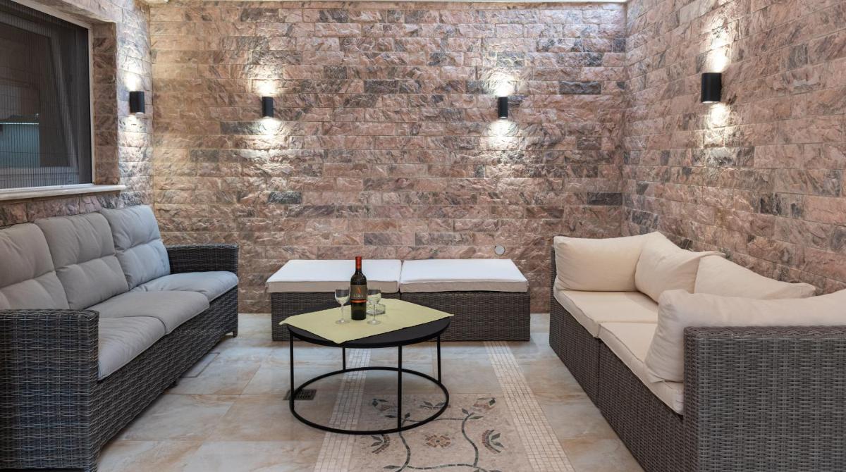 Two-Bedroom Home with Spa and BBQ, Oasis Suites - Housity