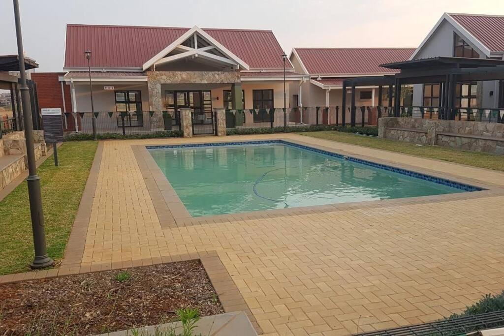 ORT AIRPORT Serengeti-Olivewood 1BeD Pad - Housity