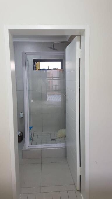 ORT AIRPORT Serengeti-Olivewood 1BeD Pad - Housity