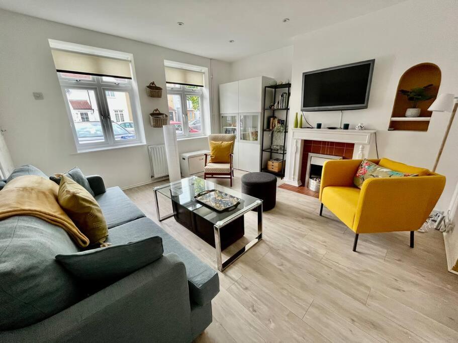 Suitetrails - Entire 3 Bed House Weybridge Brooklands, London