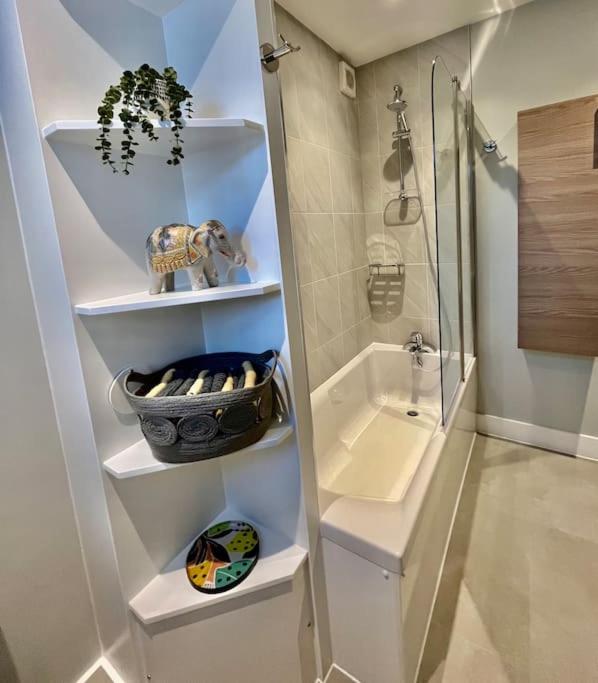 Suitetrails - Entire 3 Bed House Weybridge Brooklands, London