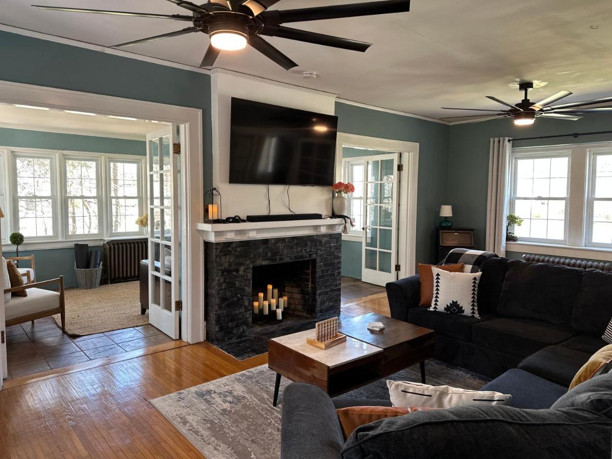 Scheller House Downtown- 2600 square foot- 4 bedroom -1920 Historic - Housity