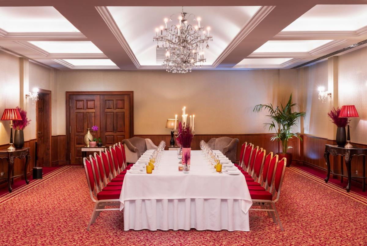 Um restaurante ou outro lugar para comer em InterContinental Porto - Palacio das Cardosas by IHG