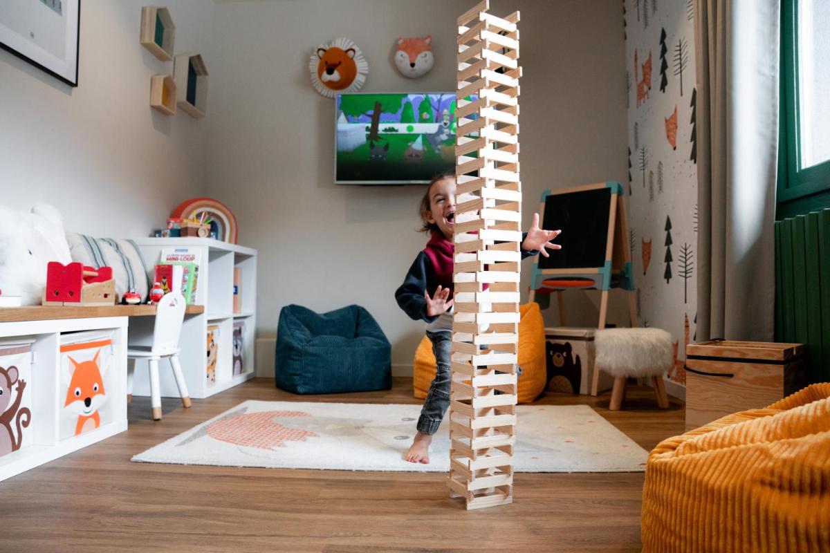 Télévision ou salle de divertissement dans l'établissement Hôtel Névé