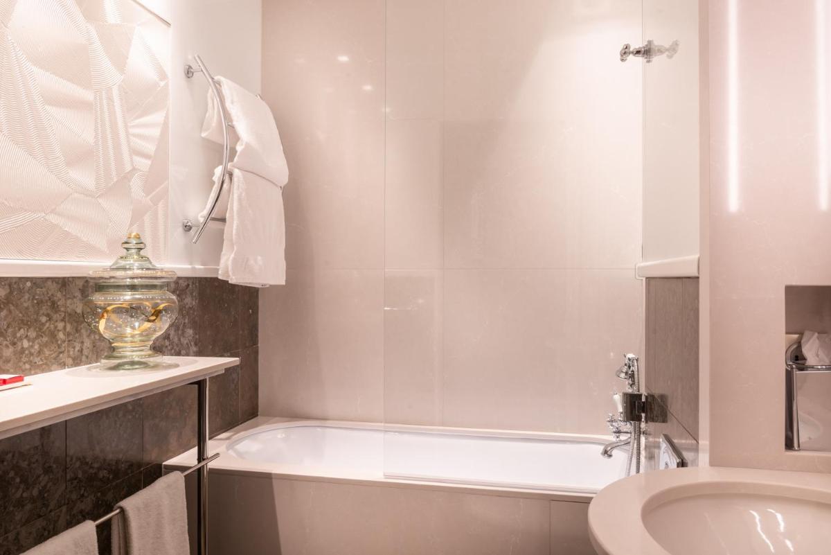 Salle de bains dans l'établissement Hotel de Montesquieu