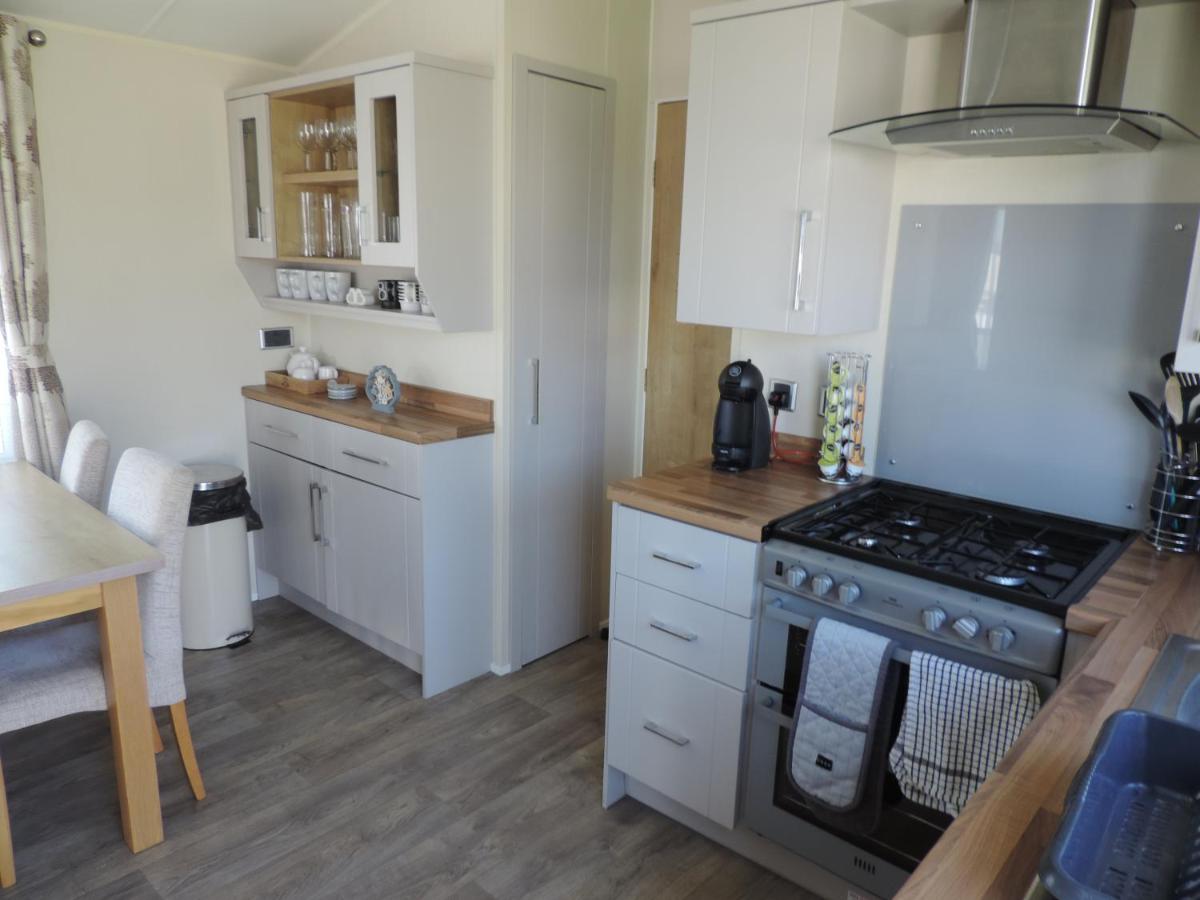 The Cockle Shell Caravan, Seaview Holiday Park, Whitstable - Housity