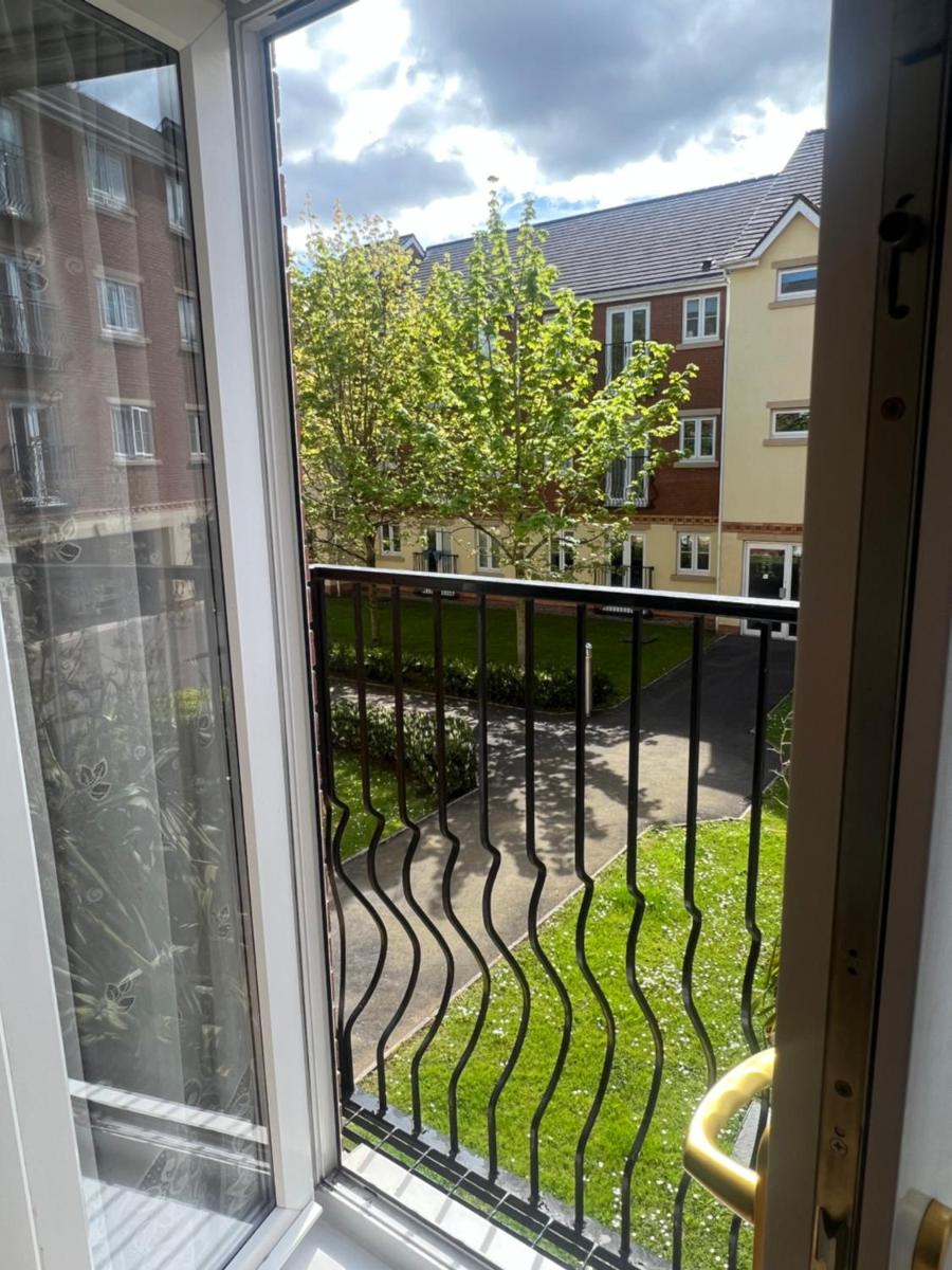 The Onyx Suite - 1 Bed apartment w/ free parking - Housity