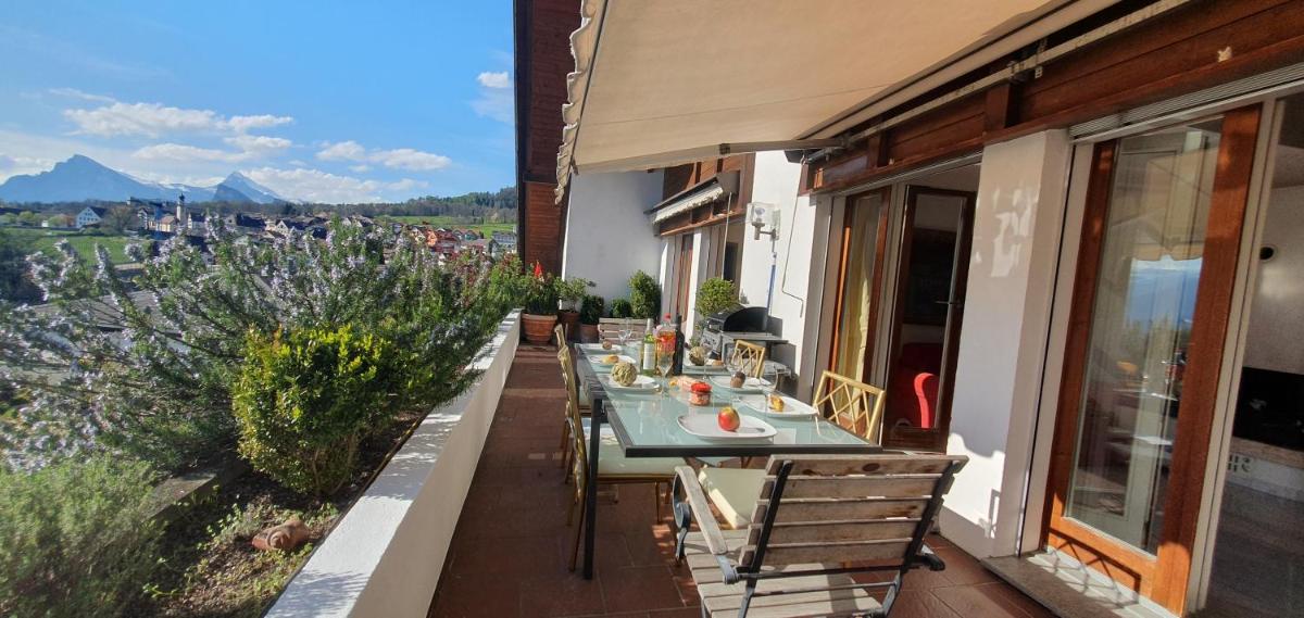 HeidiHoliday-Jenins Grand Maisonette-Attika mit Office & Relax-Bereich, Aussenparkplatz & Garage, geschützte Sonnen-Panoramaterrasse, Aufgewertet 2024 - Housity