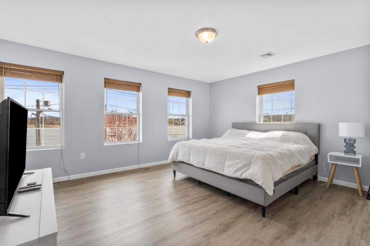Gorgeous Waterfront 3 Bedroom, 1.5 Bathroom Unit. - Housity