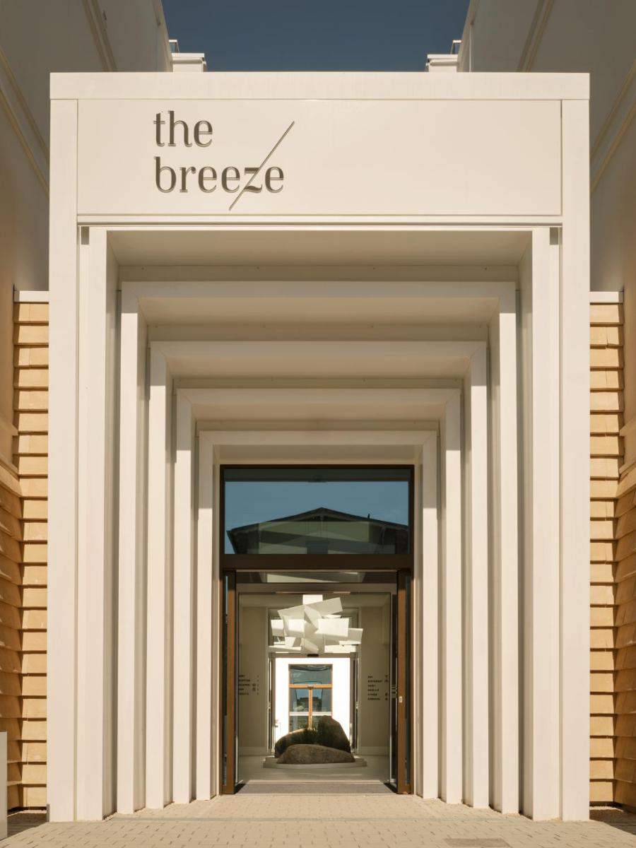 Eine Fassade oder ein Eingang zu the breeze