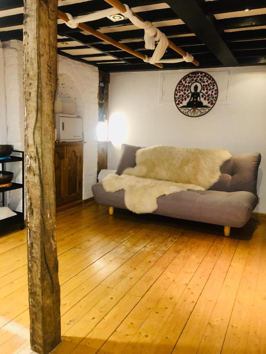 17th Century Cottage in Shere - Housity