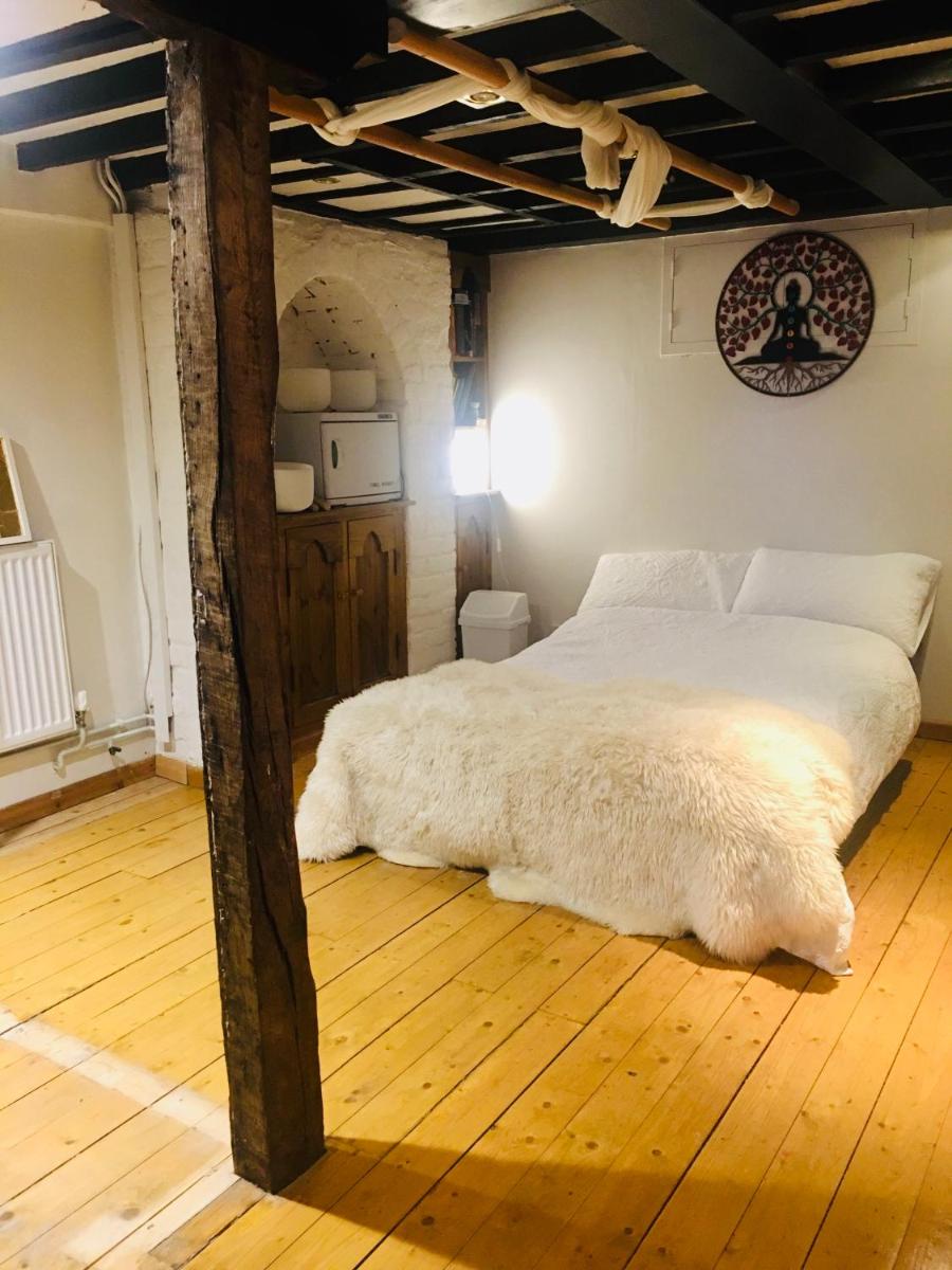 17th Century Cottage in Shere - Housity