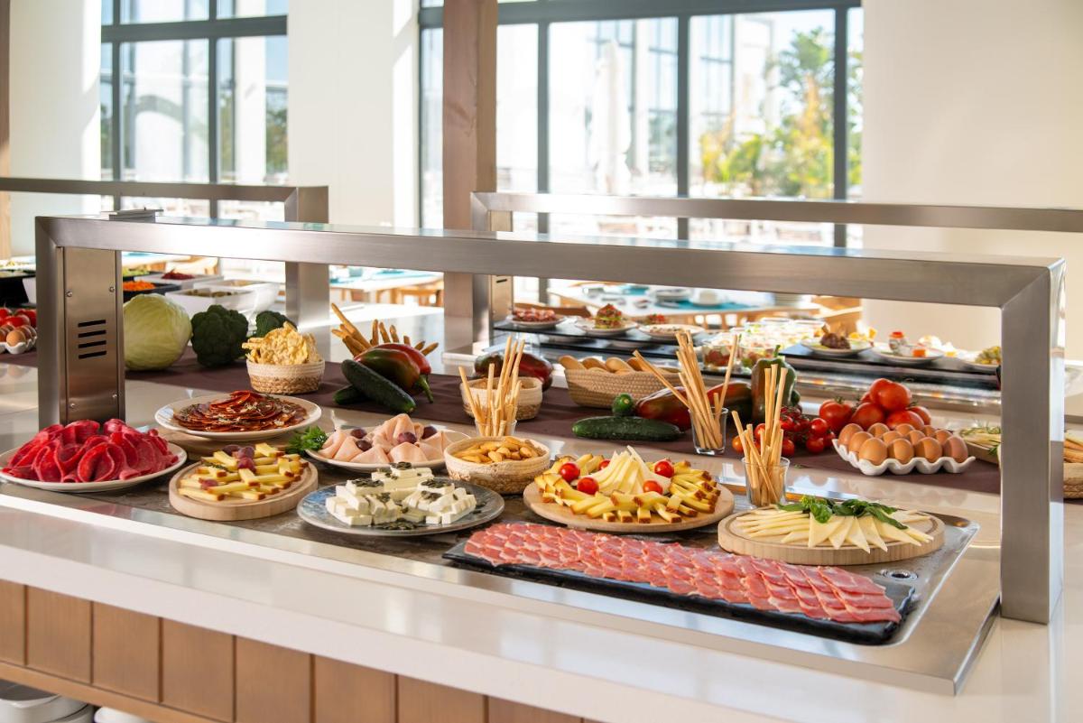 Comida en o cerca de este hotel