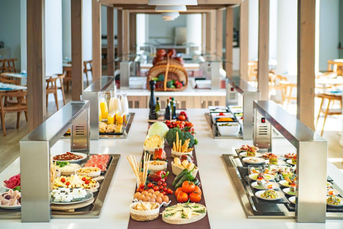 Comida en o cerca de este hotel