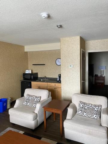 Days Inn & Suites by Wyndham Brandon - Housity