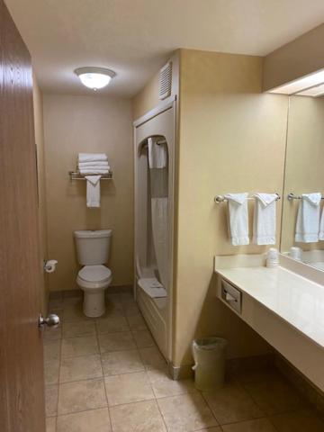 Days Inn & Suites by Wyndham Brandon - Housity