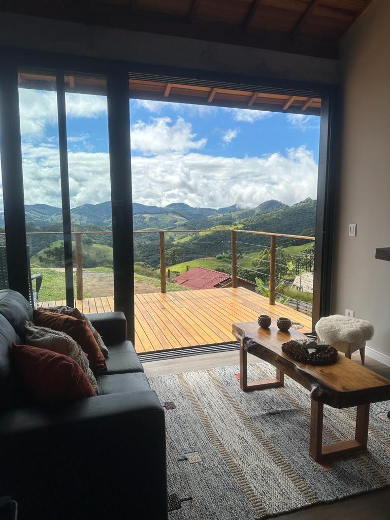 Chalé Oliva e Chalé Sálvia, Charmosos e com vista da Mantiqueira - Housity