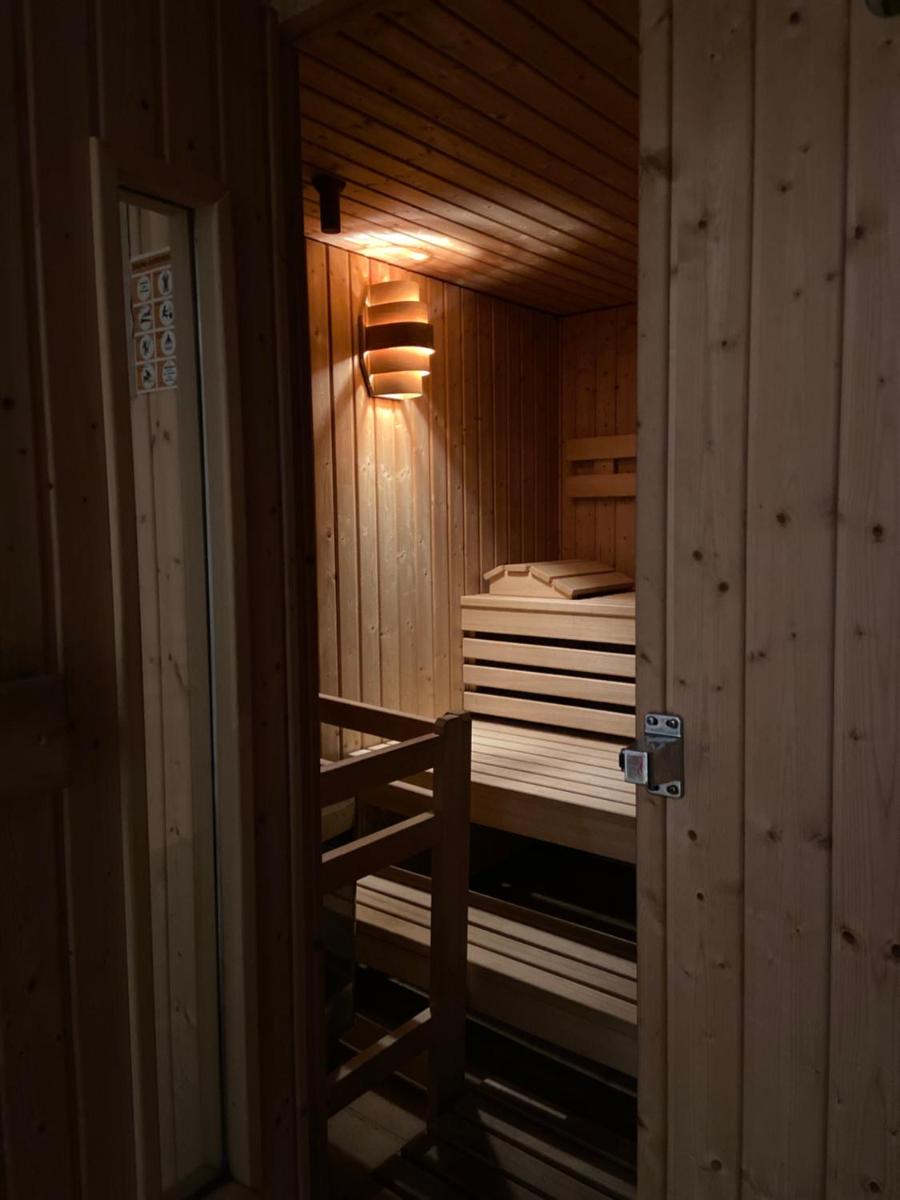 Doppelzimmer mit Bad & Balkon - Housity