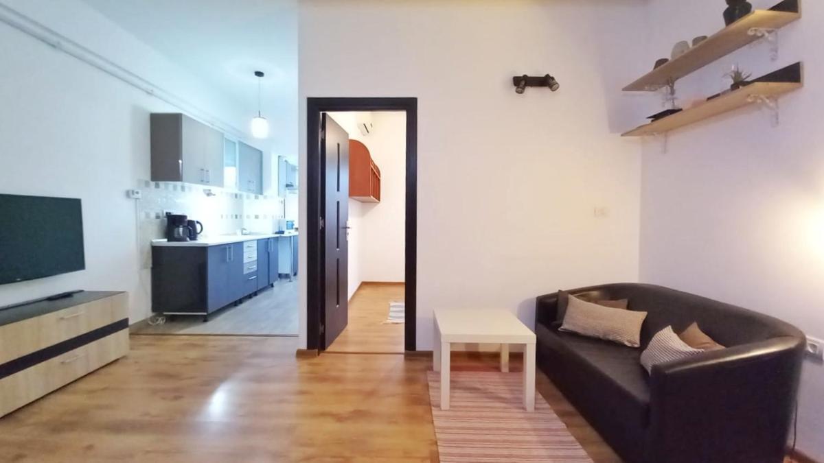 Black and White House - Housity