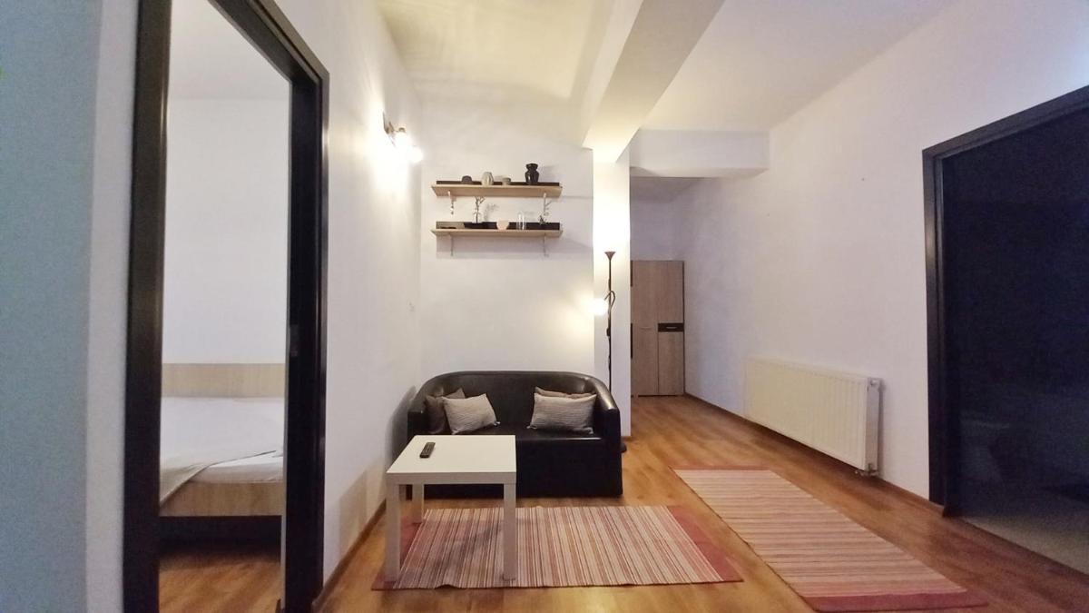 Black and White House - Housity