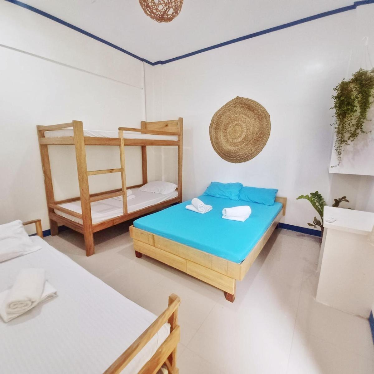 Pukaw Guesthouse with AC,private bathroom,wifi,common kitchen,great loc - Housity