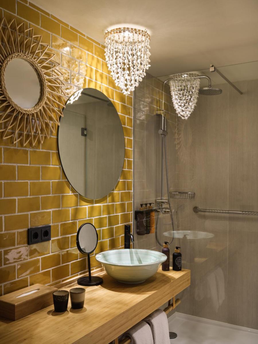Un baño de Bikini Island & Mountain Port de Soller "Adults only"