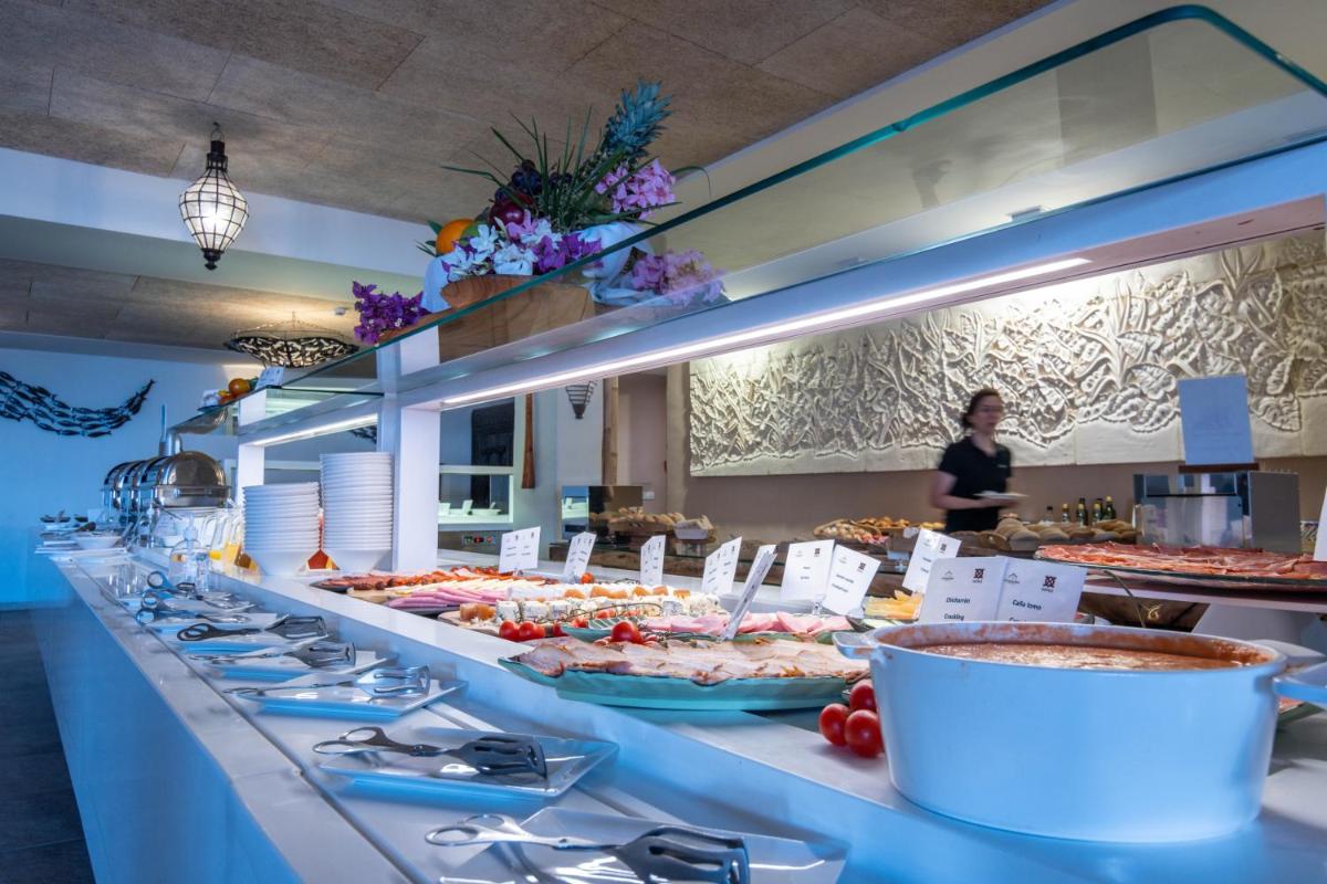 Comida en o cerca de este hotel