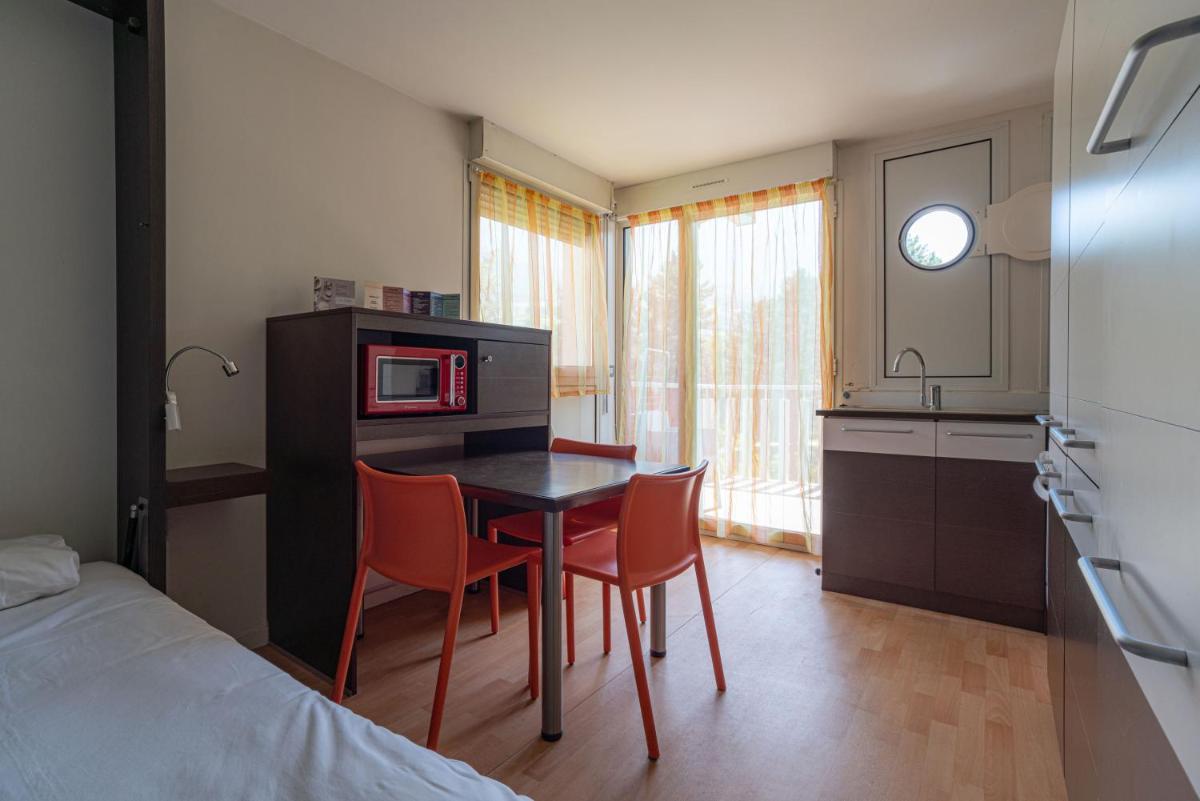 Cuisine ou kitchenette dans l'établissement Residence RADIANA
