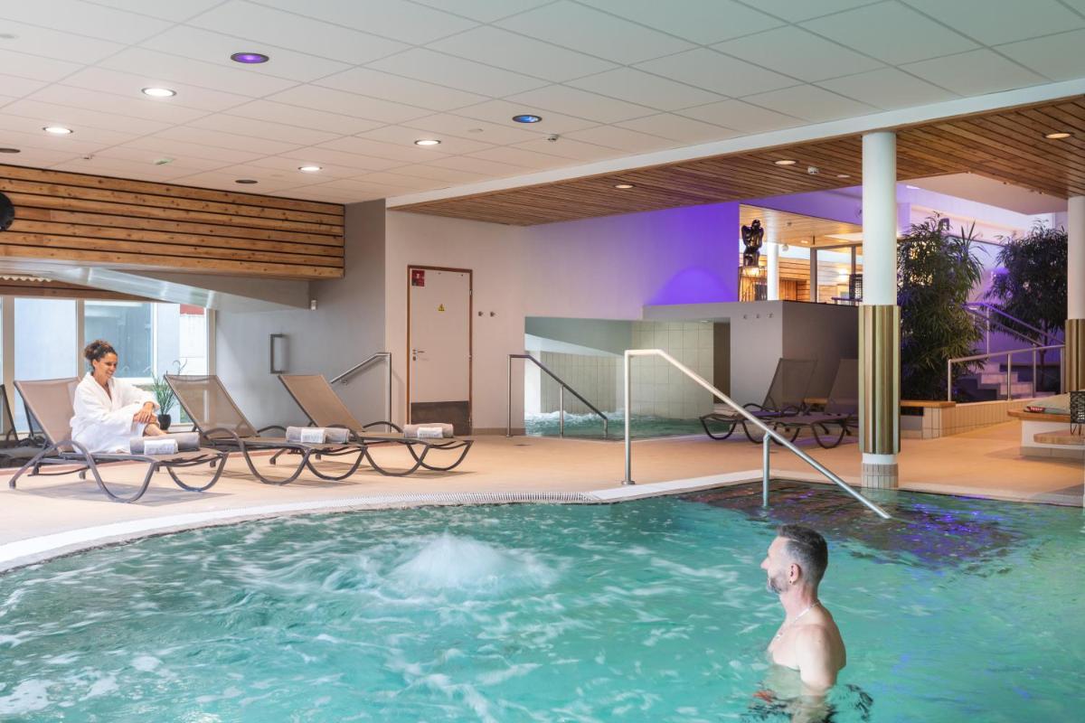 Piscine de l'établissement Residence RADIANA ou située à proximité