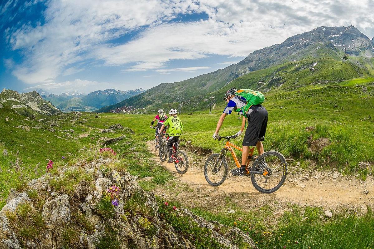 Vélo sur le terrain de l'établissement Hotel & Spa Radiana ou dans les environs