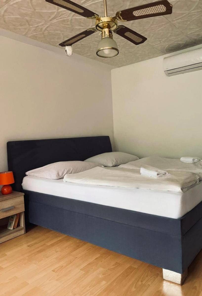 Harrys Scarlett House - Housity