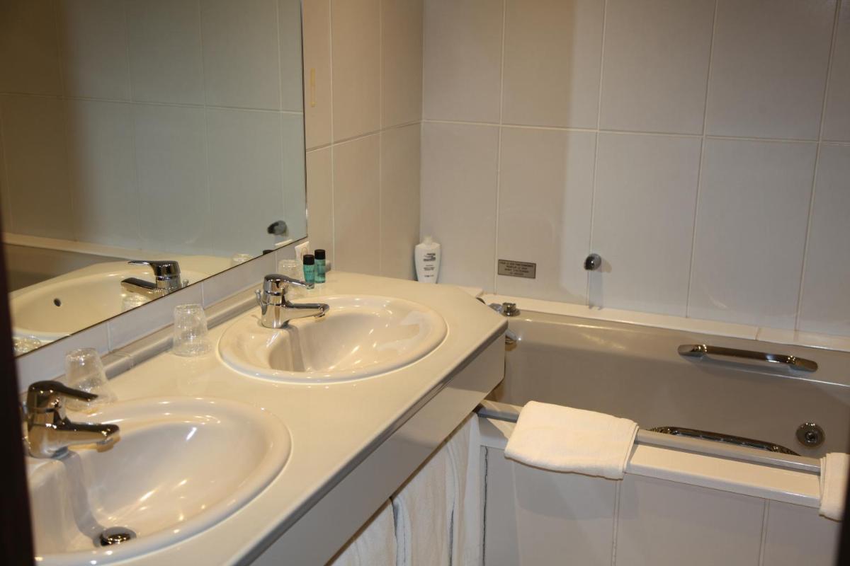 Salle de bains dans l'établissement Amirauté Hôtel Golf Deauville