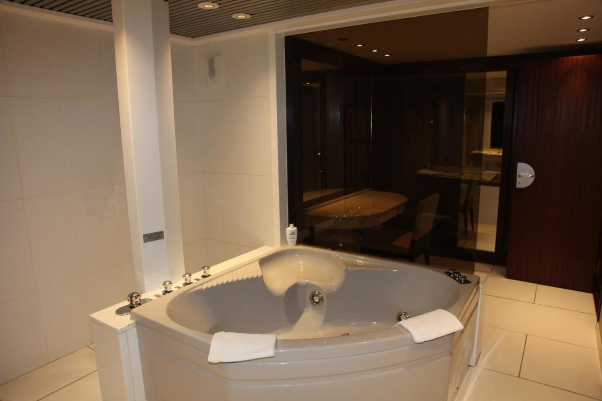 Salle de bains dans l'établissement Amirauté Hôtel Golf Deauville