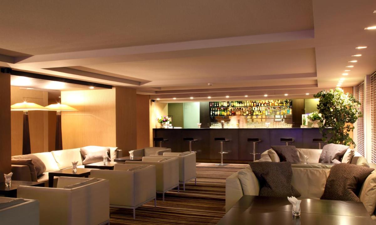 Coin salon dans l'établissement Amirauté Hôtel Golf Deauville